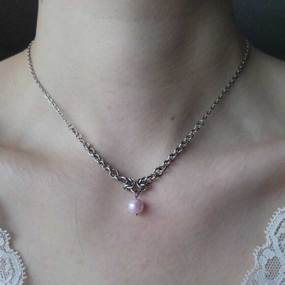 Vintage dainty pink pearl and silver necklace - Picture 3 of 8